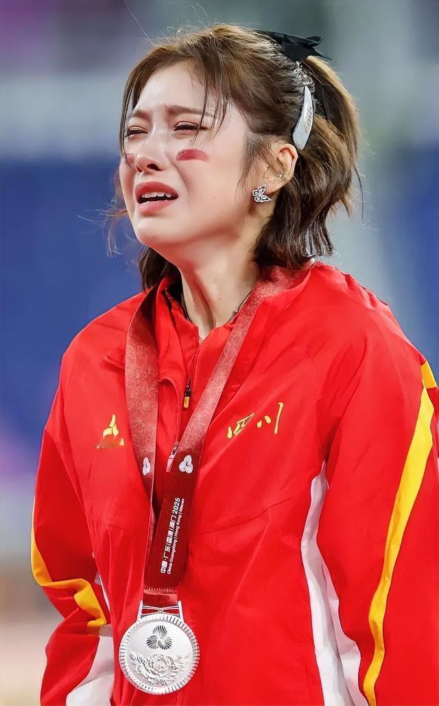 全运会100米栏金牌刘景扬拼了银牌吴艳妮哭了铜牌林雨薇笑了为嘛呢？高兴点