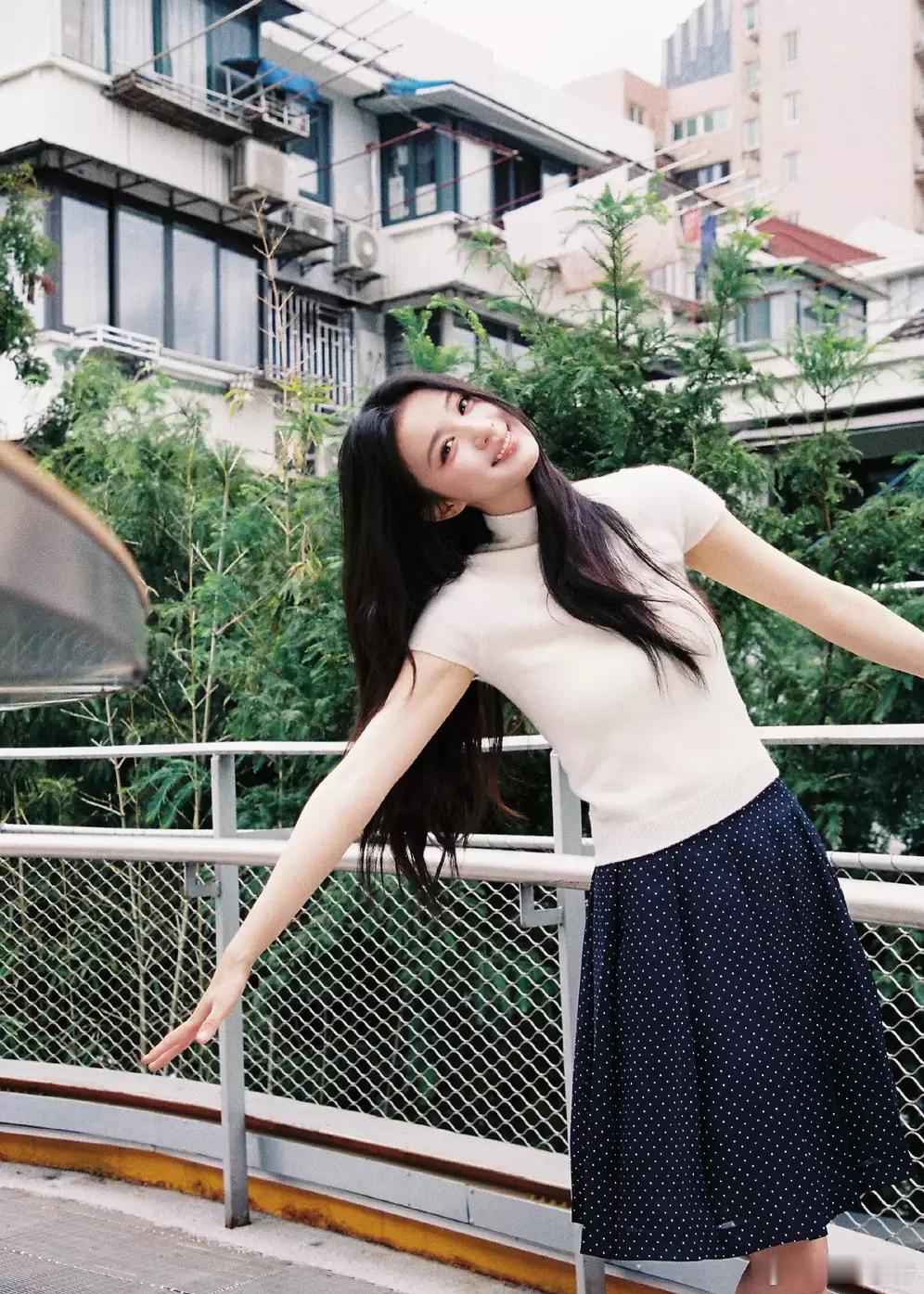 分享娱乐分享娱乐王楚然穿着白T恤搭配及膝裙清新靓丽，面露甜美笑容，元气