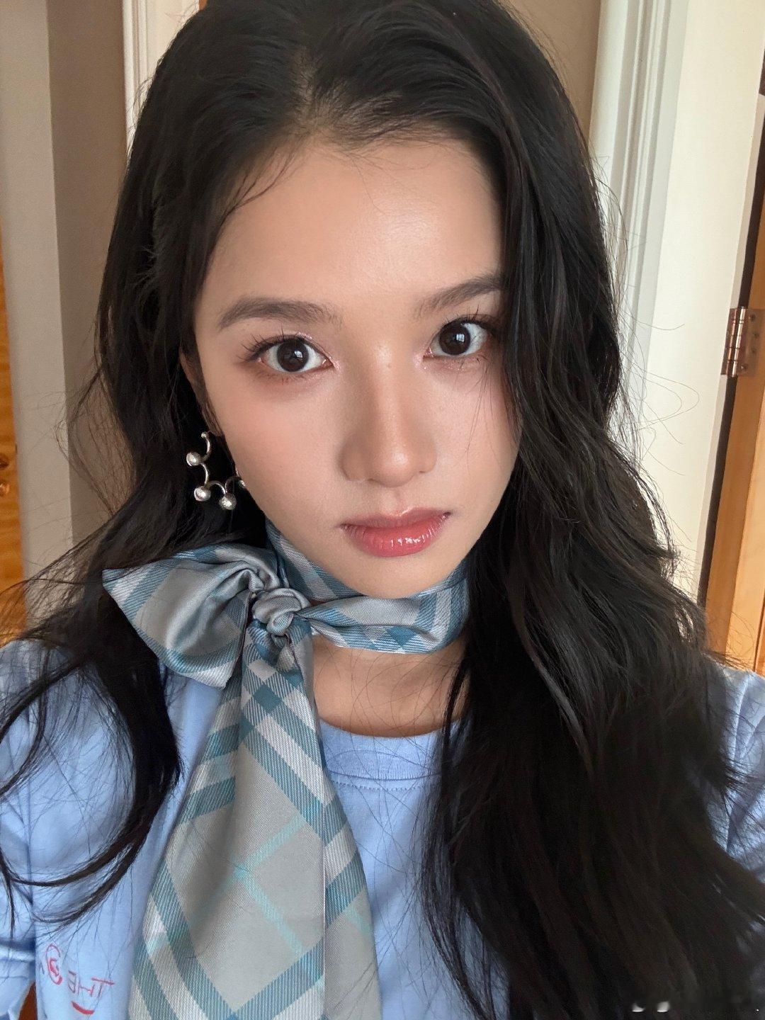 OMG谁来在懂一下这个自拍张婧仪真的美晕了​​​