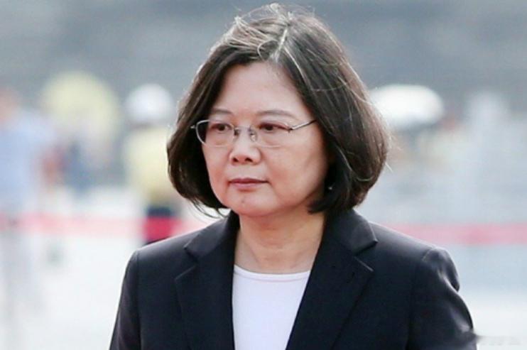 #热点解读#卖掉了产业、掏空了家底，就为了去美国换一张不能当饭吃的合影！蔡英文这次跑趟美国，可真是把