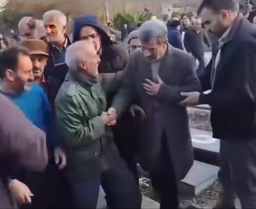 伊朗前总统内贾德突然现身一处烈士公墓，令“斩首”谣言不攻自破。当天现场人很多