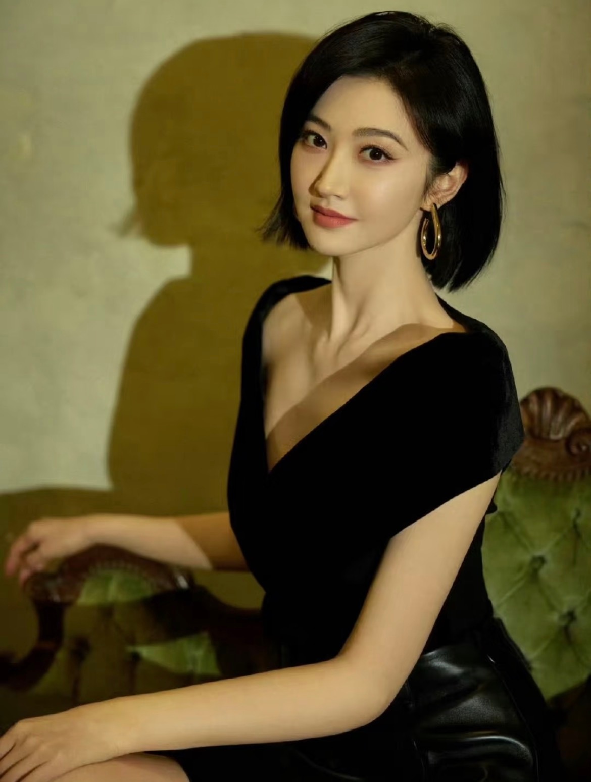 有狗子拍到景甜和妈妈一起逛商场，从商场走出来的时候景甜捂着肚子，看起来身体有些不