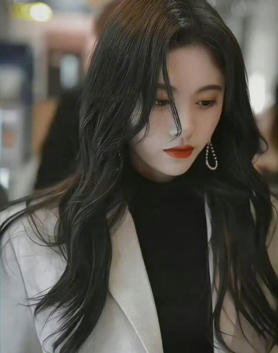 鞠婧祎女总裁上班路透既视感鞠婧祎这组路透气场全开！简约穿搭衬得气质冷艳又高级，走