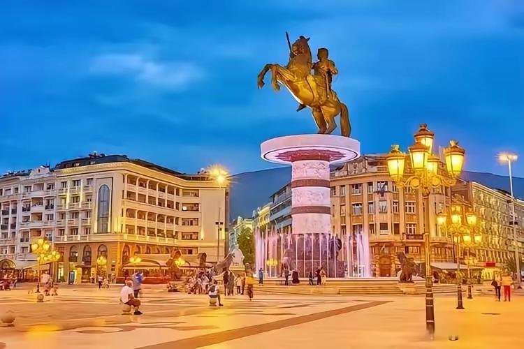 古巴在1960年革命之后，没收了美国6000多家企业，也难怪美国会制裁它。古巴革