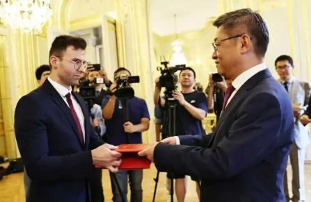 终于弄明白马库斯家族为什么要将照片保存了三代，直到现在才捐赠出来了，原因居然是：