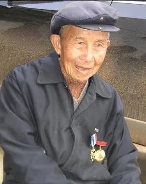 1944年3月，远征军连长王权裕用弯刀砍了芭蕉遮阴休息，突然身边草丛乱动，窜出一