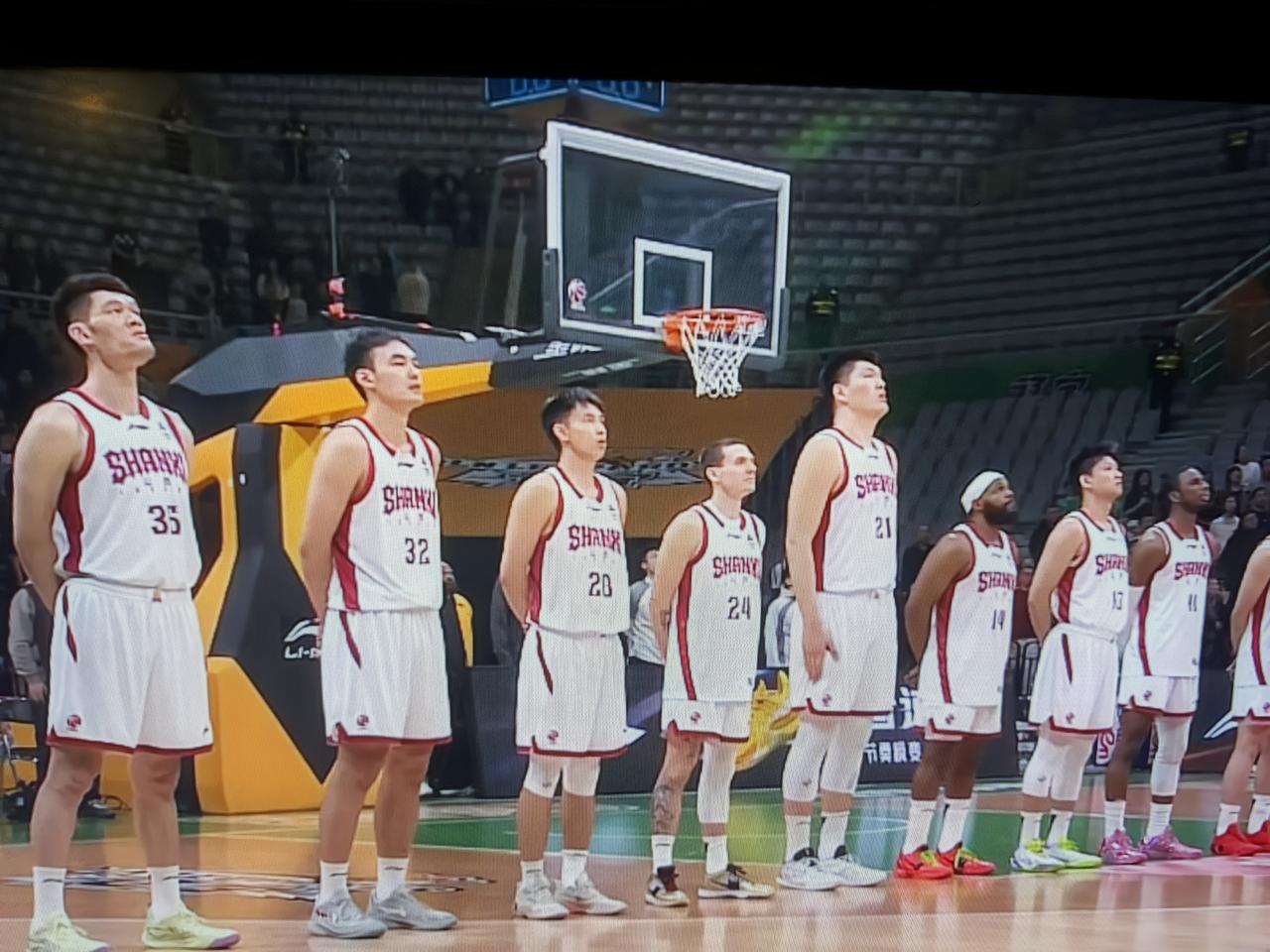 辽宁队主场这人气都去哪儿了…稀稀落落的几个人…基本的几个前排都没有坐满…是