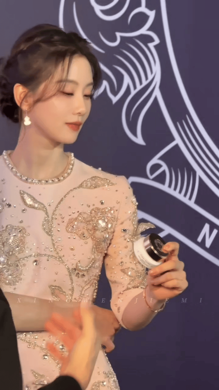 刘诗诗仙女盘发中式古典盘发是她的“本命造型”。乌黑的发丝挽成圆润的发髻，鬓边留出