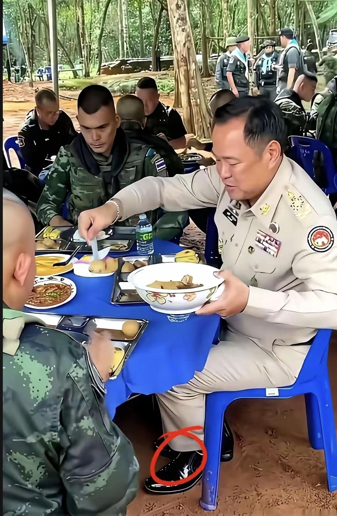有个领导到前线跟士兵一起吃饭的照片发出来了。照片里大家坐在脏兮兮的椅子旁边，就他