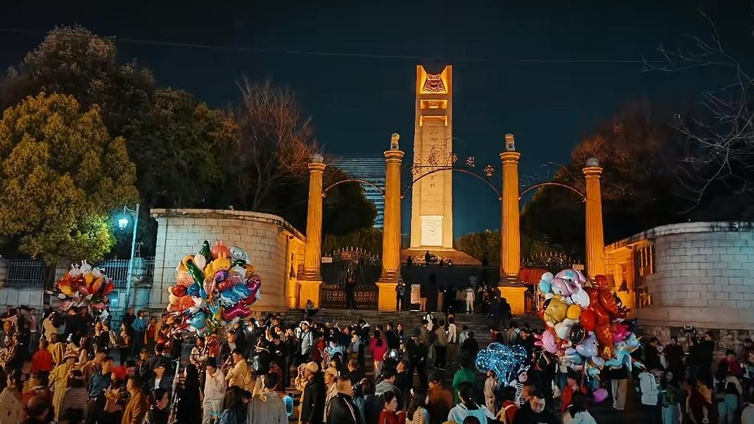🔥昆明春节彻底爆了！全城人山人海，20℃春城挤成网红顶流马年春节，昆明旅游