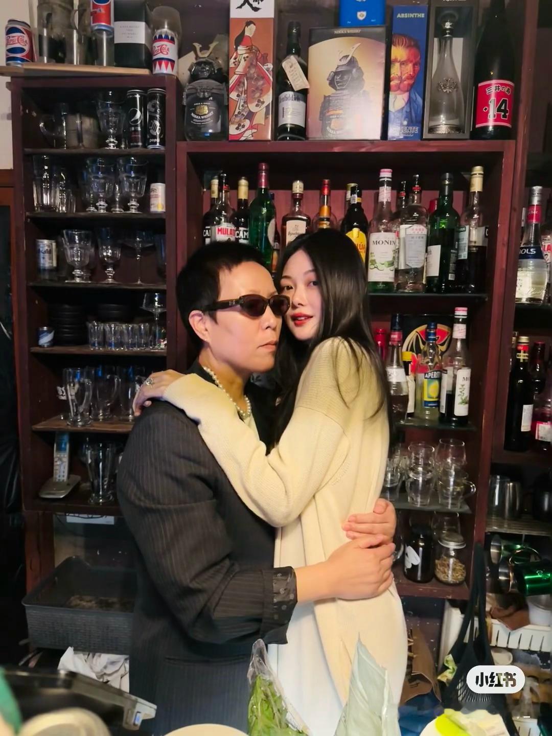 差点以为是晚奶和留几手的合照。。。。。。。。。其实都是girl​​​