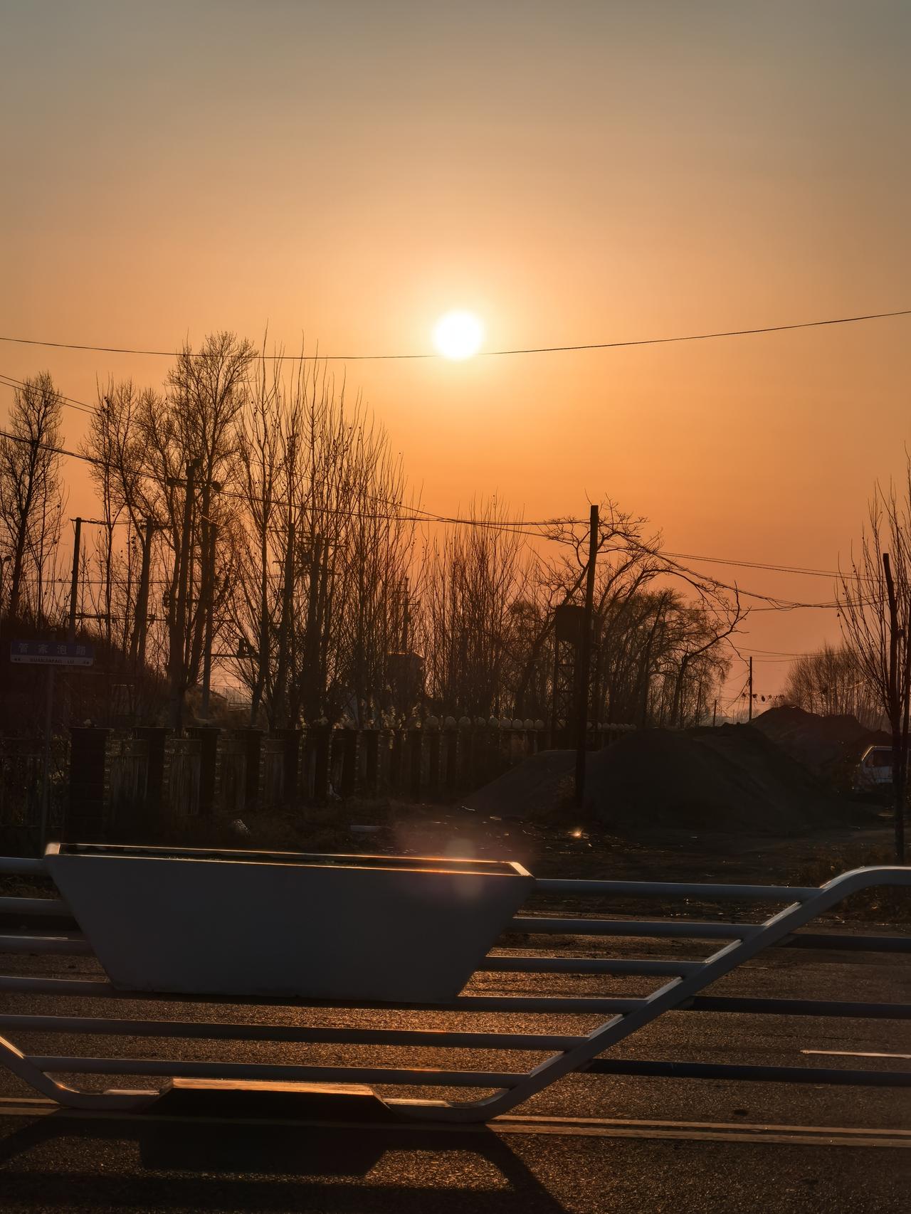 我和老公一个单位，偶尔说点同事的八卦新闻。老公说，我就关心工资啥时候发。这个