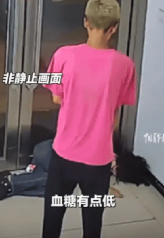 “太吓人了！”辽宁，一对情侣在房间里嬉戏打闹，男友轻轻掐了女友一下脖子，不料，女