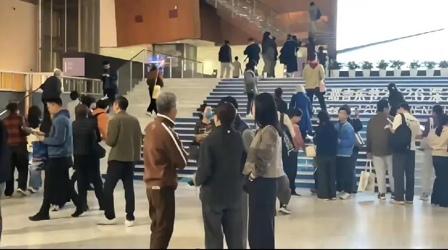 王石与田朴珺一起现身深圳滨海艺术中心看演出，这个艺术中心人山人海，被称为“湾区之