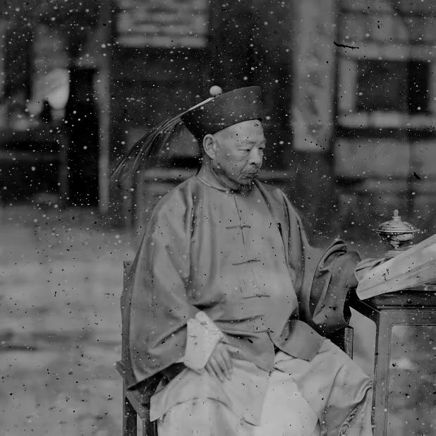 1871年正月，宁夏金积堡。一个男人自缚双手，走进清军大营，跪倒在地，说：我