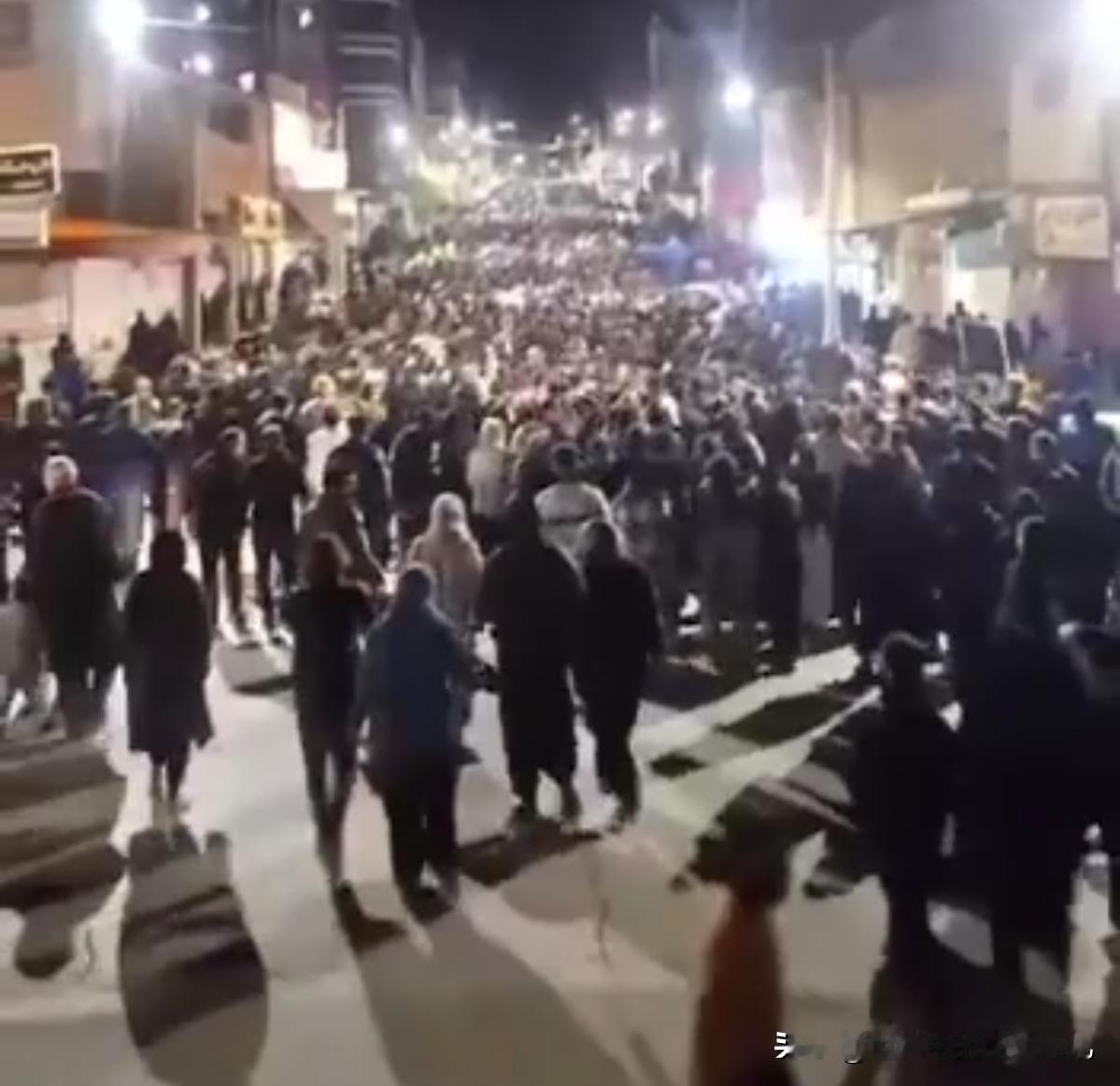 美媒表示，伊朗抗议者已经占领了2座城市！伊朗对此否认！1月7，晚间看点，据