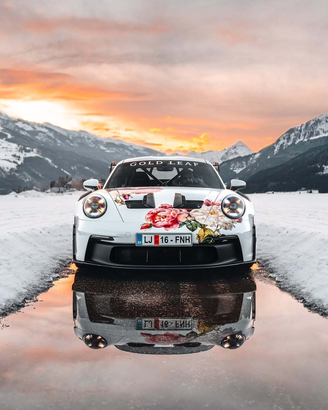 保时捷Porsche992GT3RS在雪地里，每辆车都是冬日里最美的风