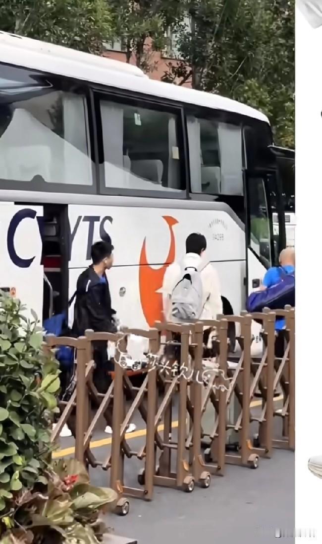 国乒今天抵达北京首钢园了。看到肖导和王楚钦一起，肖导穿的真凉快，别人都穿长袖了