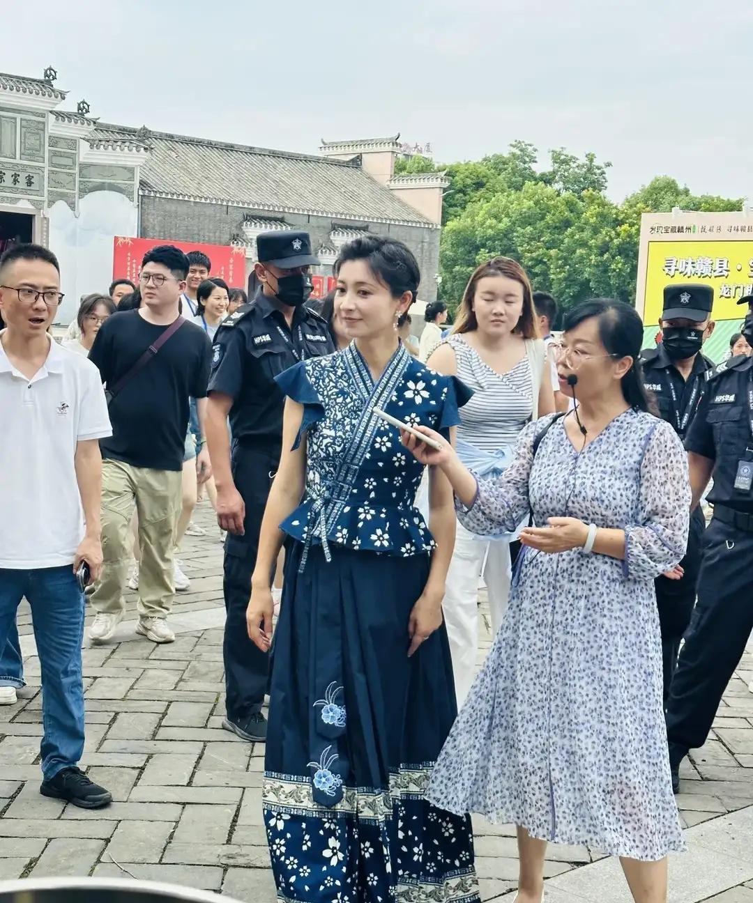 斓曦真的好漂亮，气质典雅，落落大方，皮肤白皙细腻，妥妥的女神一枚！浑身散发着迷