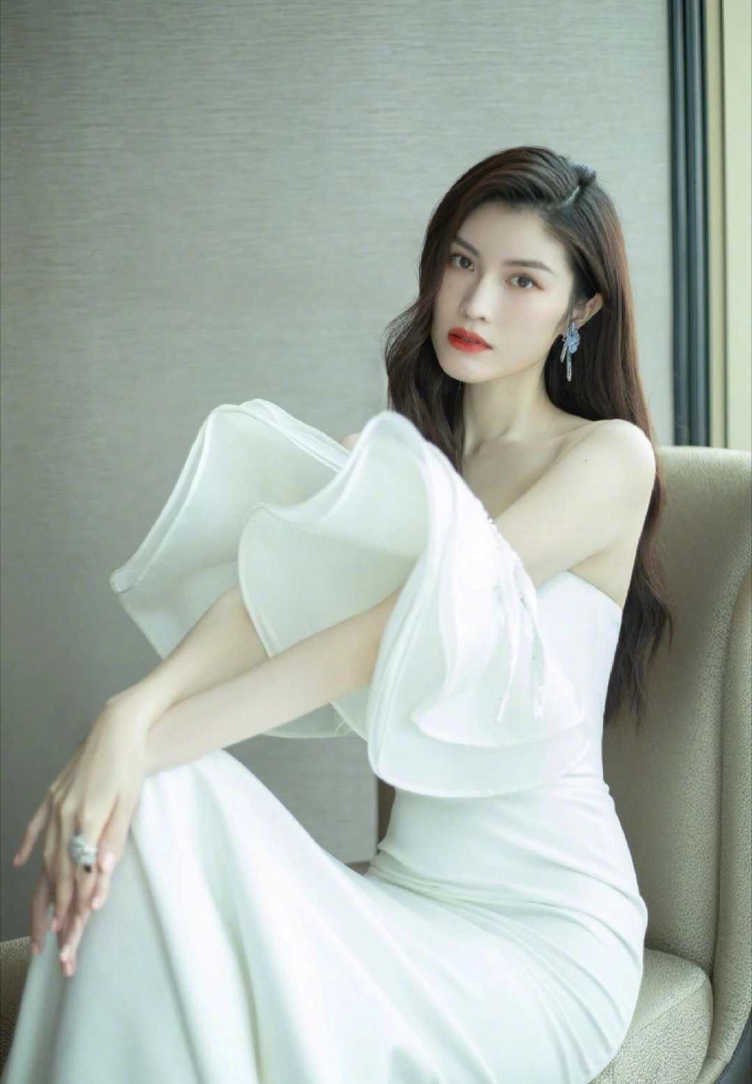 怪不得何穗没去维密怪不得没去呀，原来是去忙人生大事了。何穗这么漂亮这么有气质的