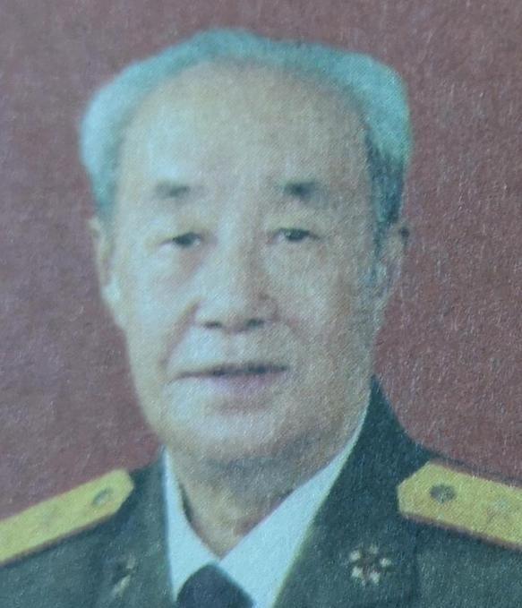 1961年原沈阳军区司令邓华上将前往川西高原视察，路遇驻军第130师，师长董