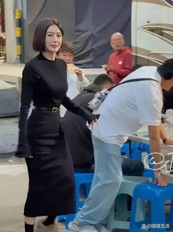 秦岚这身材是真好啊!，腰细腿长、前凸后俏，简直堪比芭比娃娃。如今已经44岁的秦