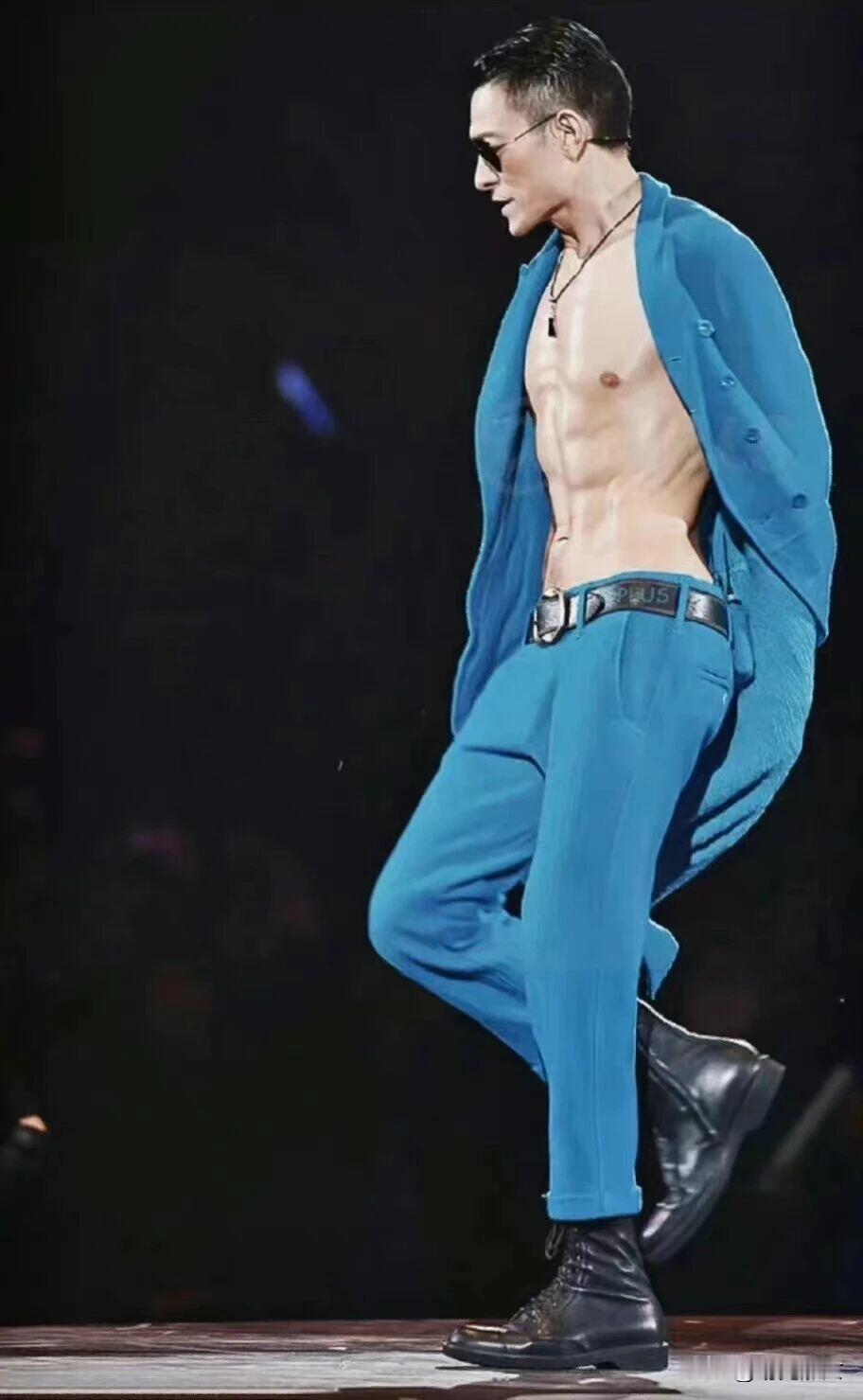 刘德华才是娱乐圈顶流的存在！63岁华仔的腹肌太哇塞了，这小腰，这腹肌刘德华坚持了