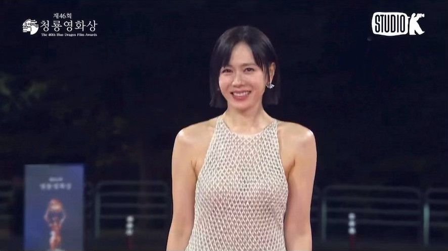 大大方方显示自己露背礼服的孙艺珍，好健康舒展的美，孙仙之所以是孙仙