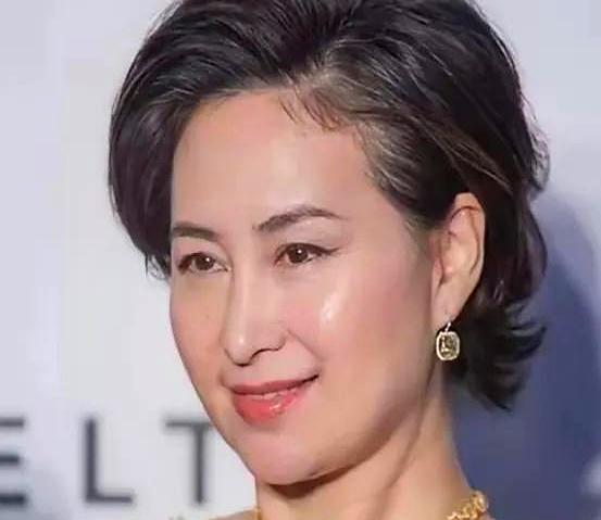 大你仅仅2岁的长辈，见面你是硬着头皮喊“妈”，还是笑眯眯叫声“姐”？豪门里的称