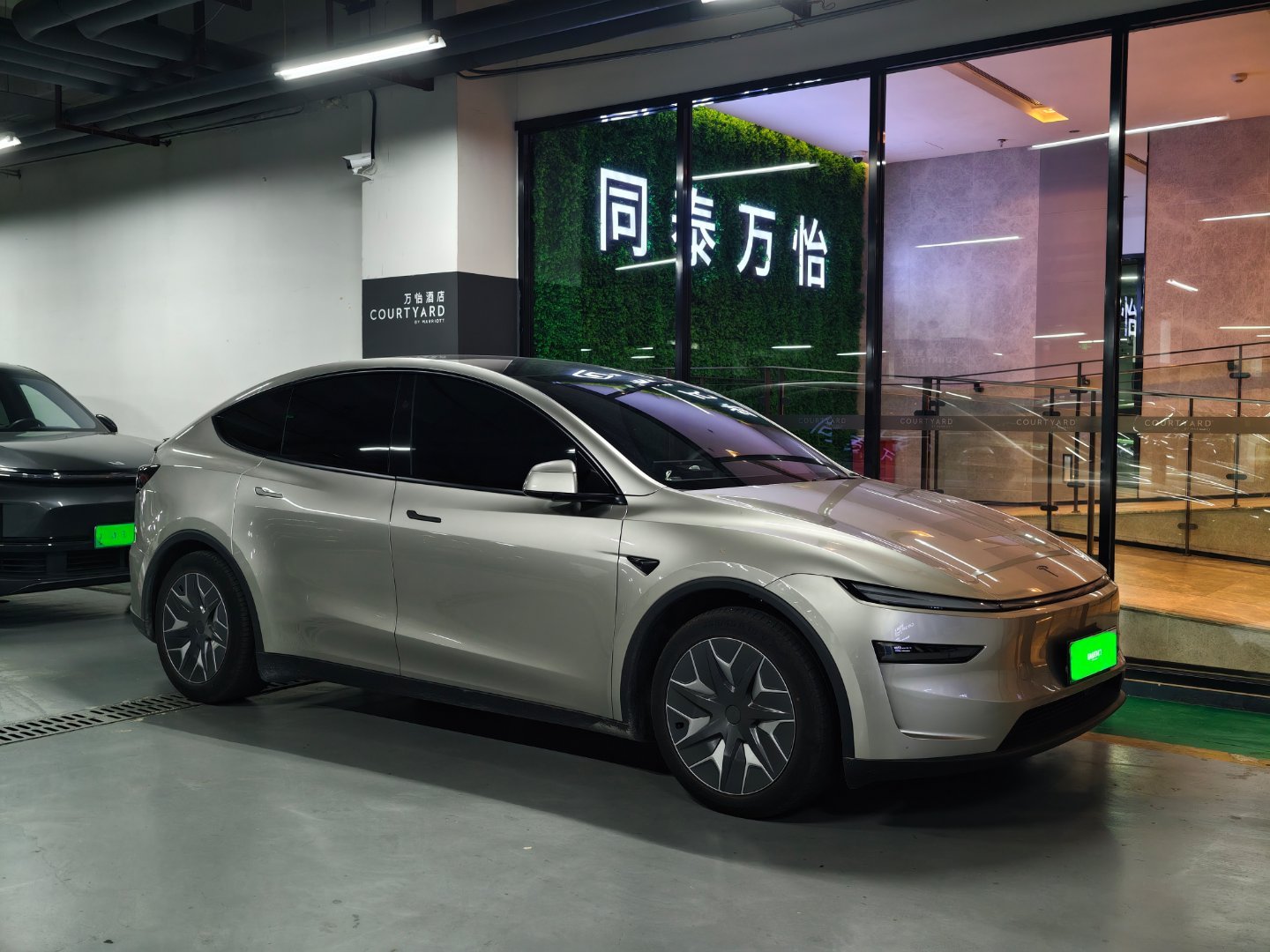 第一次见到活的ModelYL感觉是比标准版要修长一些这个尾部配合这个小尾翼很帅