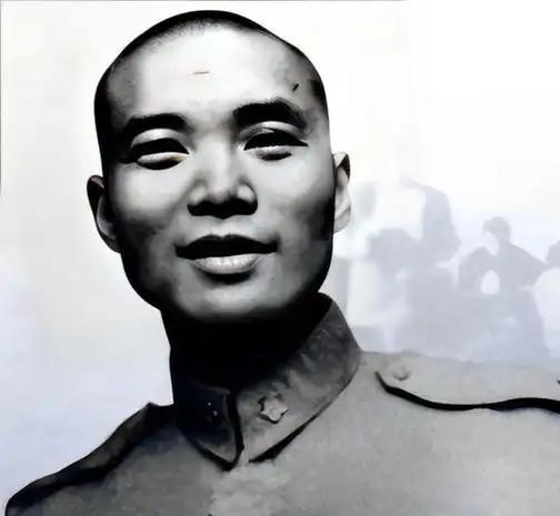 1980年，沈醉赴香港探望改嫁的前妻，栗燕萍惶恐地叮嘱现任丈夫：“他若抽我耳光，