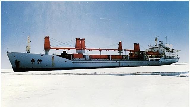 1989年，张国立冒着生命危险，炸掉冰川，拯救了南极科考船，荣立二等功。张国立