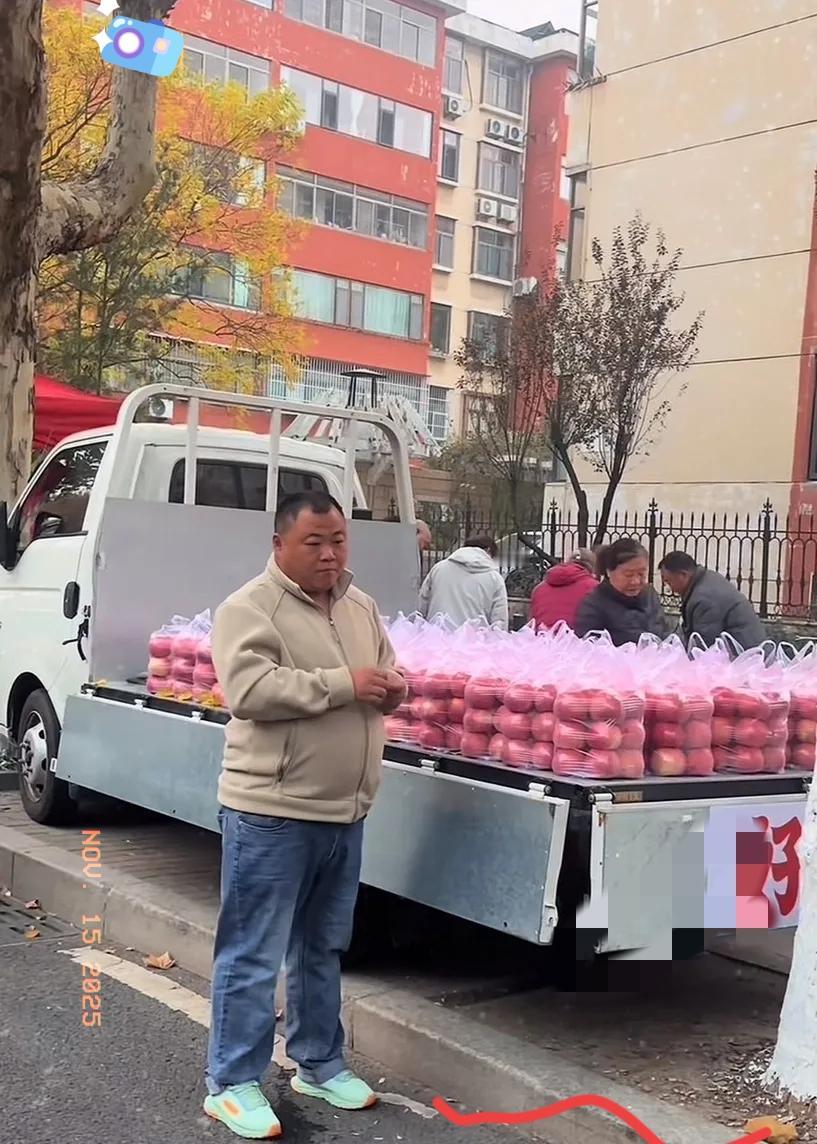 正好我大学同学是山东淄博的我问他：“你去买苹果哥的苹果了吗？真摆放的那么整齐吗