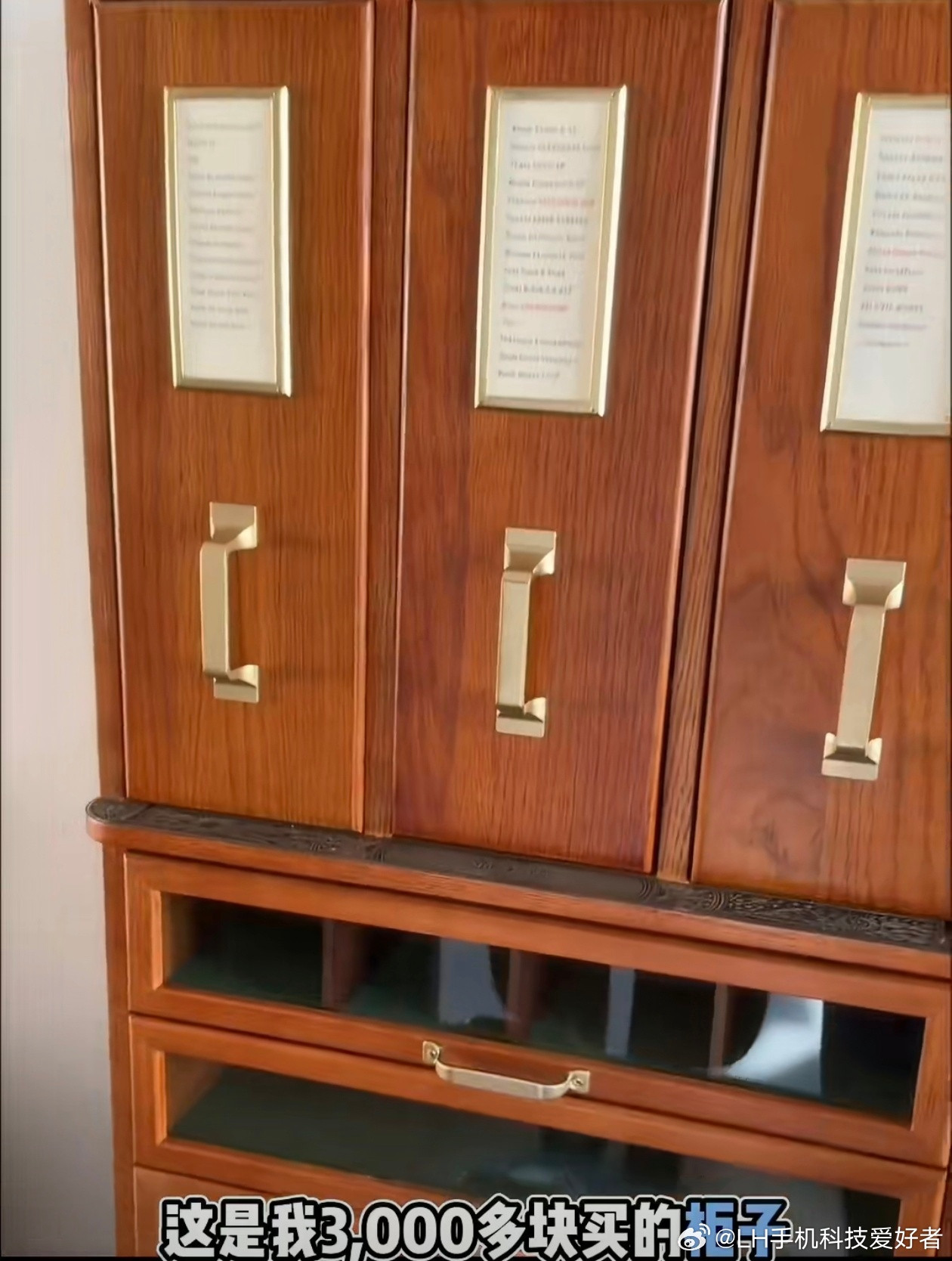 第一次被一个柜子惊艳到真别说，这个柜子的设计挺有特点的，谈不上花里胡哨但看起来实