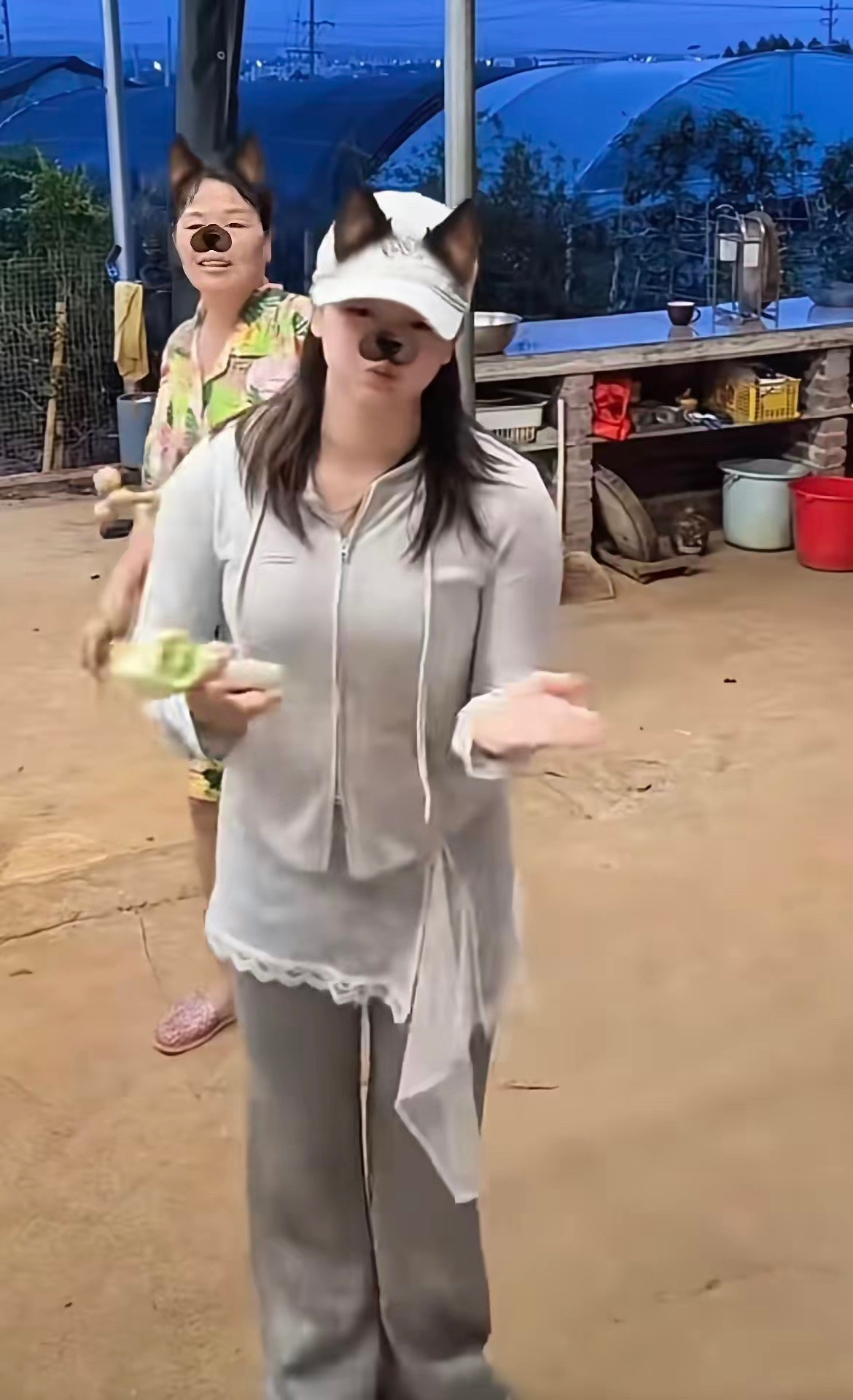 全红婵回老家了，开心的在家门口跳着舞蹈，全妈妈穿着一身睡衣，误入女儿的镜头，看到