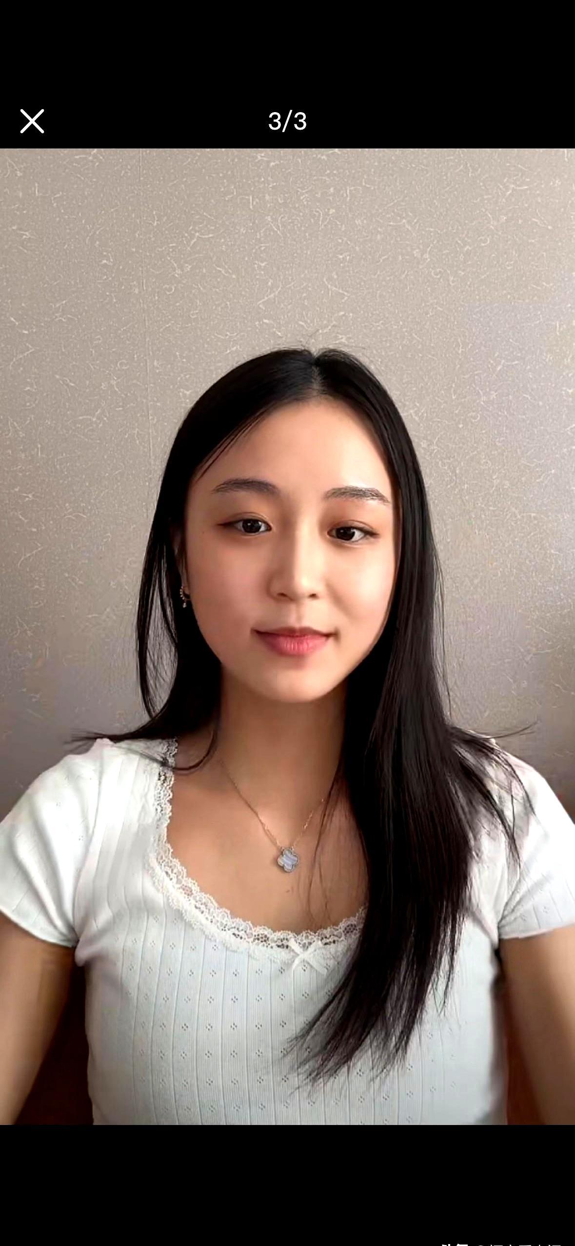 苏翊鸣夺金第二天，朱易照片曝光：依偎在他肩上，P了块金牌。“HappyS