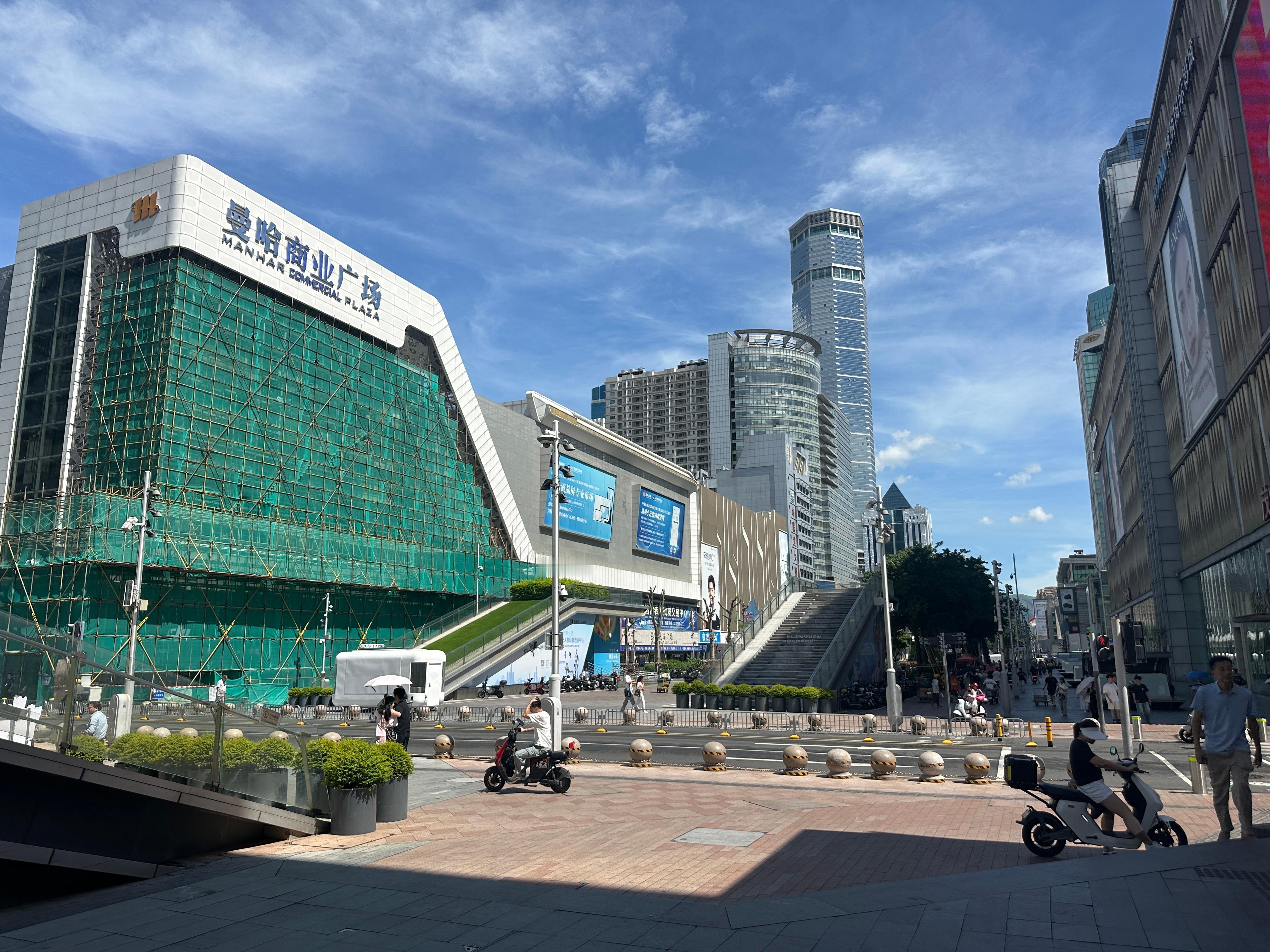 自从搞成人行道不通车之后以前的华强北就没了现在好冷清啊​​​