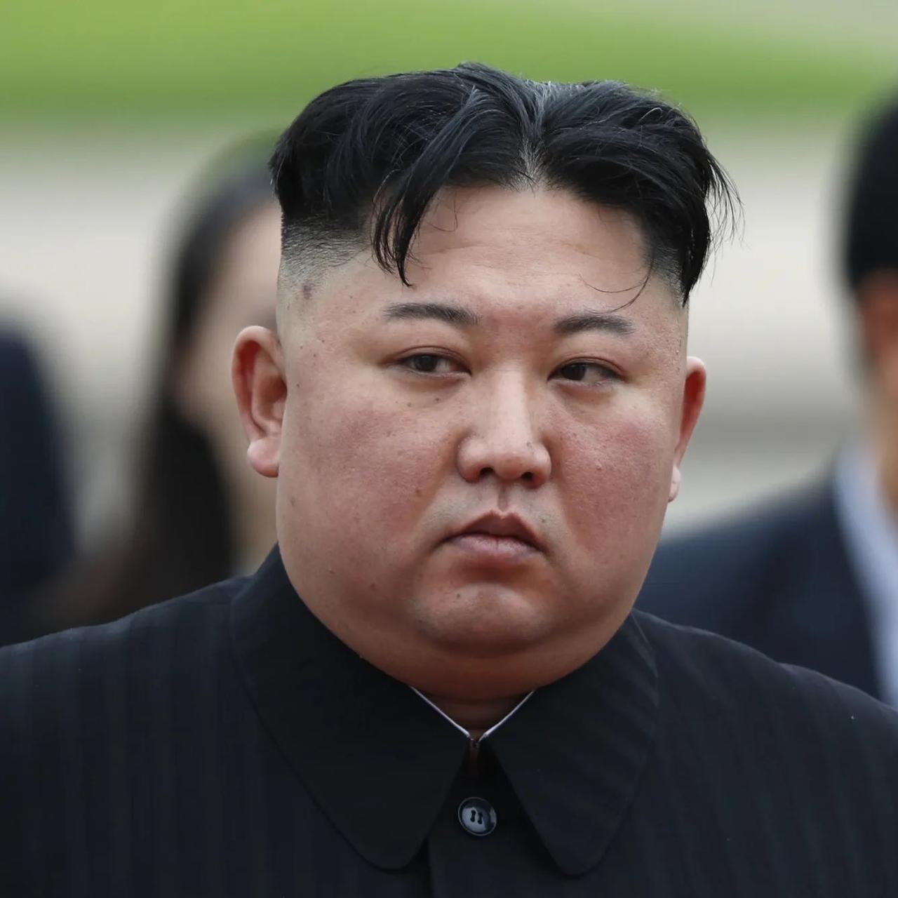 卫报报道，金正恩已同意在朝鲜转播英超联赛，但需遵守若干严格条件：1️⃣比赛不进