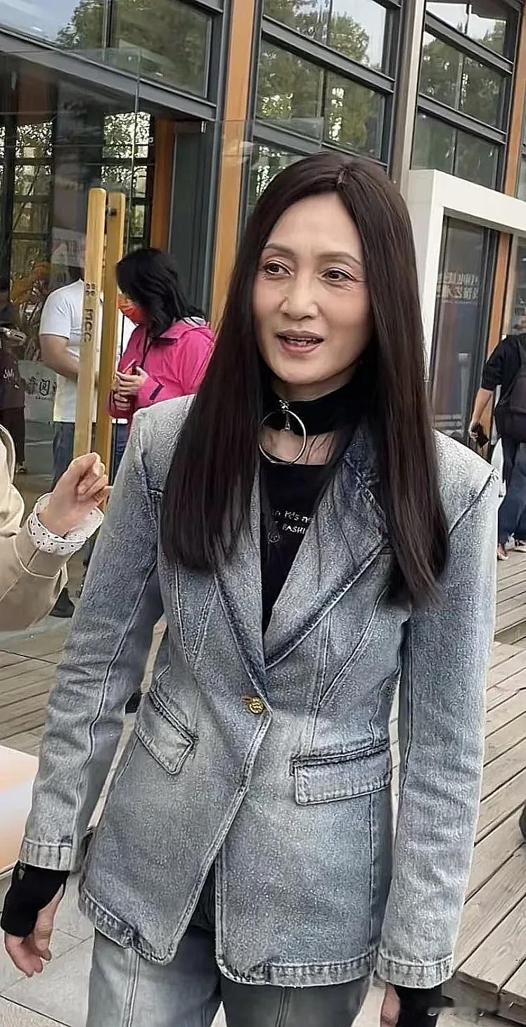 时间过得可真快，转眼间林芳兵也已经60岁了。所以我觉得时间是公平的，年轻的