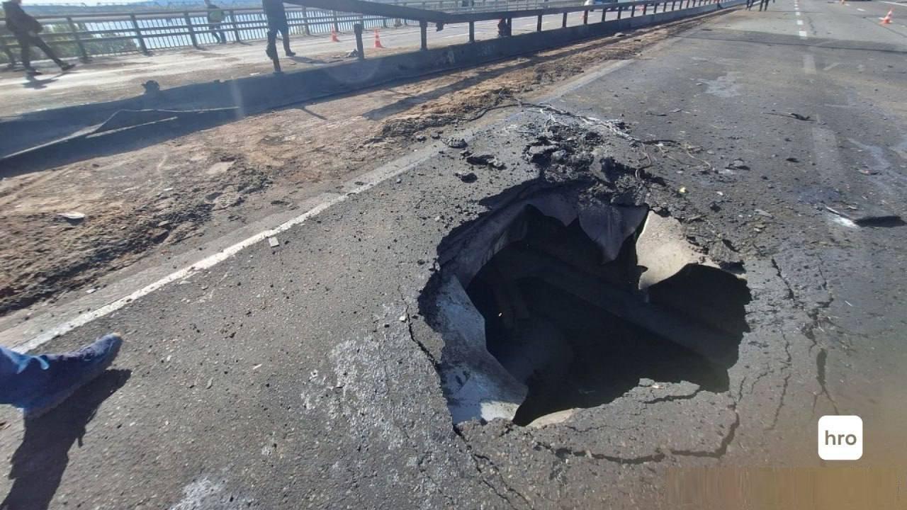 才一个小洞口，桥就瘫了？俄军发射新型导弹，攻打乌克兰大桥：发生猛烈爆炸！乌克兰