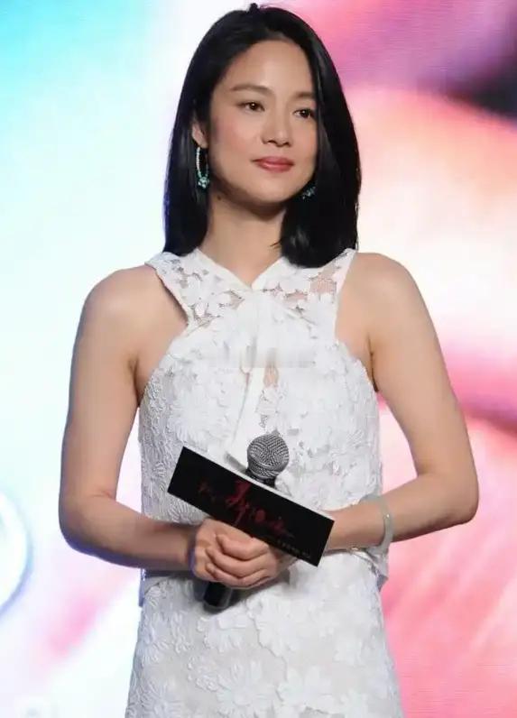 看不出周韵也是肉感美女，一袭白色挂脖连衣裙配玉手镯，典雅显贵​​​