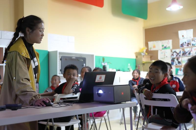 八十年代以前，农村小学除少数公办教师外，其余教师皆从当地初高中毕业回乡的青年中选