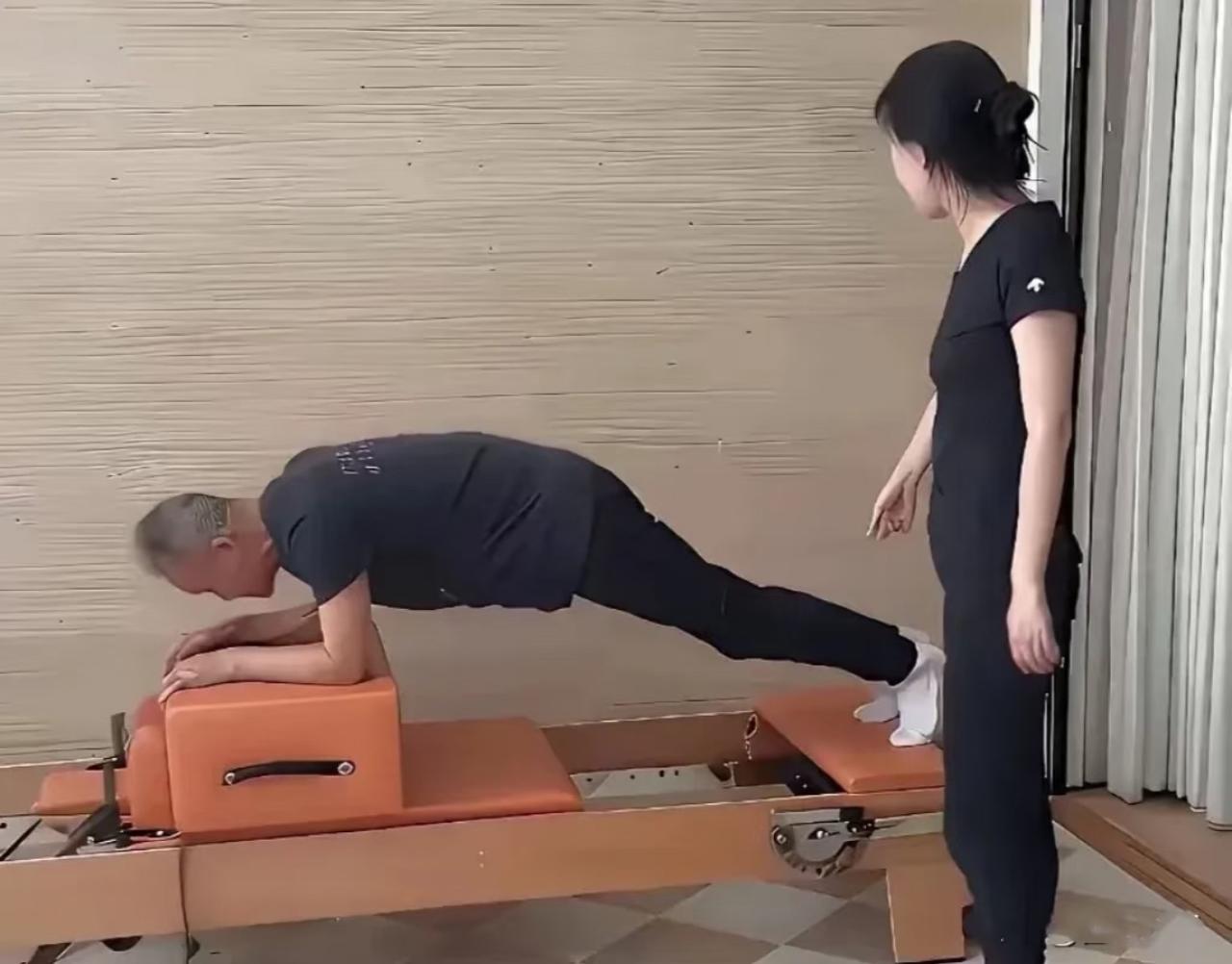 看到这张照片，真心感叹王石真的过的不容易。75岁的老头了还要被媳妇田朴珺监督