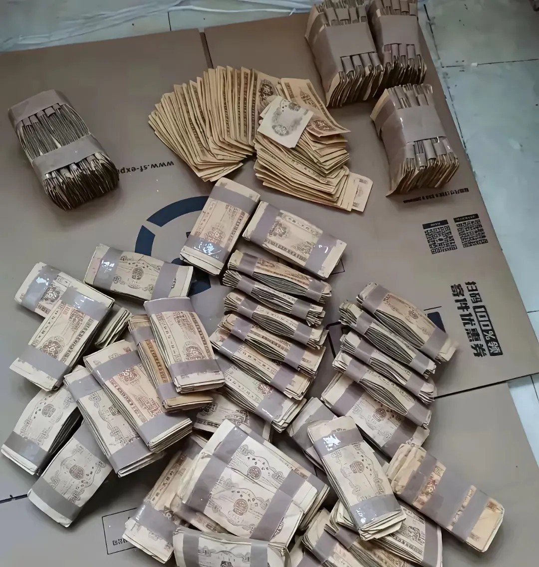 姥姥去世后，从他的房子里面翻出来了一堆钱币，这钱币一看就是年头比较久了。我是从来