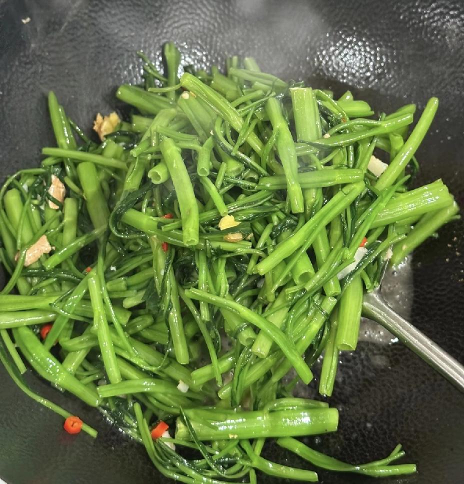 最近吃什么蔬菜健康呢？香椿：季节过了，想吃也买不着，不吃。黄瓜：天天端上桌