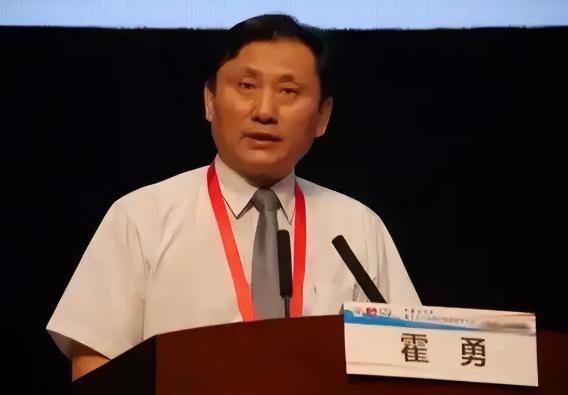 上百封举报信铺天盖地，目标只有阻止他当选院士。同行联名、材料详实，舆论几乎一边倒