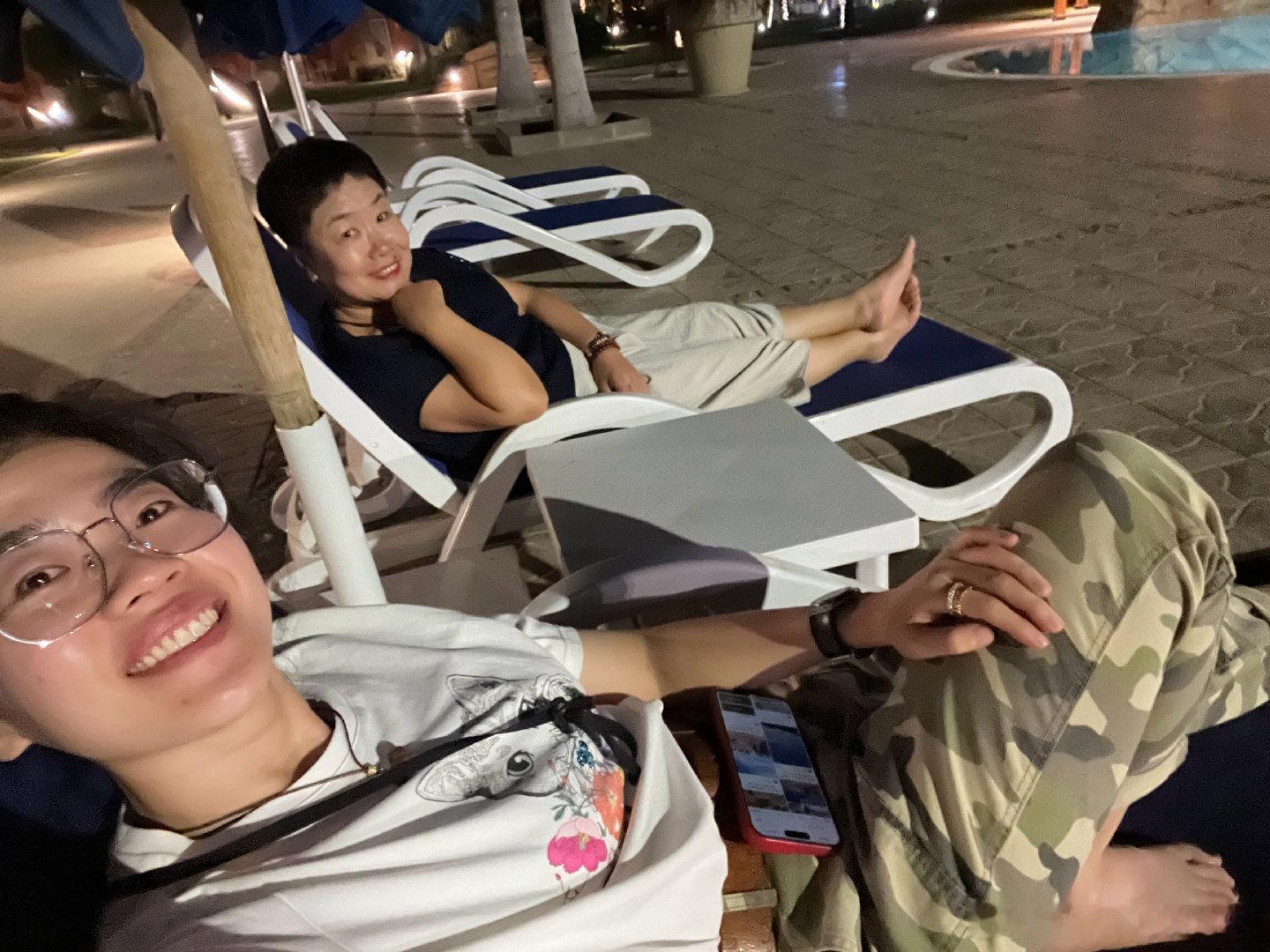 又见地中海，前往“地中海风格的新娘”城市—亚历山大，车开在狭窄的街道，人和车同时穿梭在路中间[微笑]