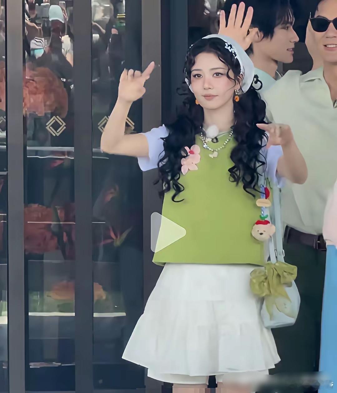 白鹿真是越努力越心酸，请红毯造型师来化妆也比不过孟子义