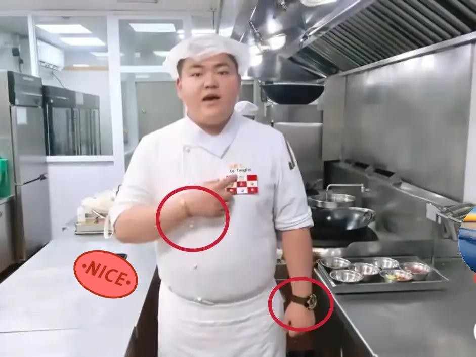 这是西贝上海厨师长，他要向罗永浩展示一下西贝的后厨，亲自炒了一个菜，结果菜还没有