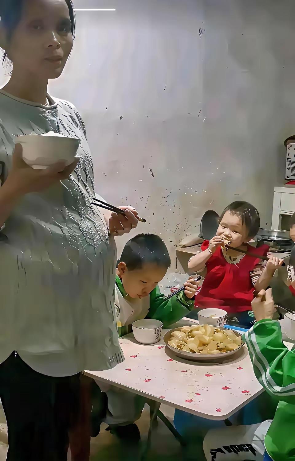 真不明白普通家庭生这么多孩子干嘛啊？苦了孩子也苦了自己[捂脸哭]